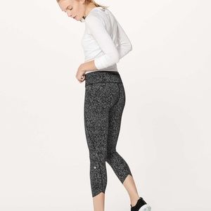 Lululemon Quick Pace 7/8 Tight (25") - Size 6  - Soundwave White Black
